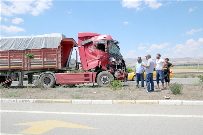 Tır ile traktör çarpıştı