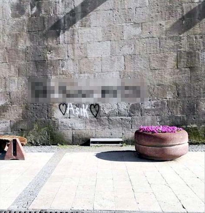  Medrese duvarına yazının cezası 320 lira 