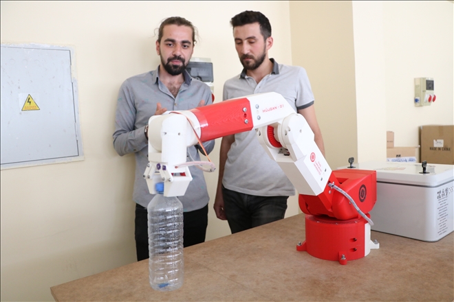 Öğrenciler milli robot geliştirdi 