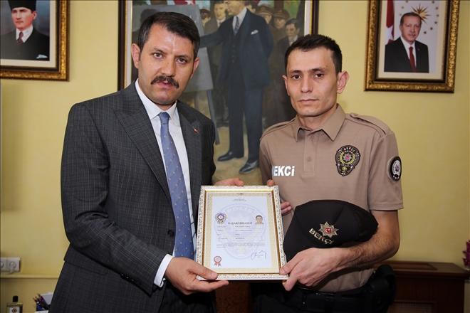 GECE BEKÇİLERİNİ  ÖDÜLLENDİRDİ