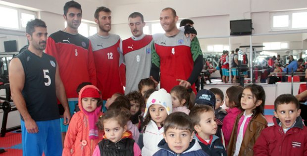 Minik Öğrencilerden Belediyespor´a Ziyaret