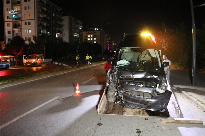 Önce Otomobile Daha Sonra Direğe Çarptı--Video