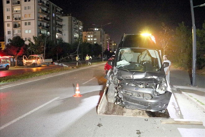 Önce Otomobile Daha Sonra Direğe Çarptı 