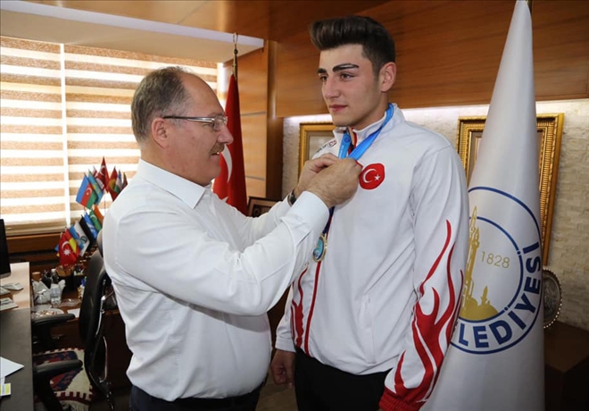 Başkan Altınla Ödüllendirdi