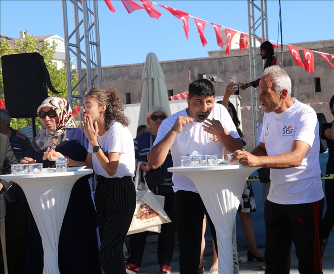58 Saniyede 8 Köfte Yemek İçin Yarıştılar