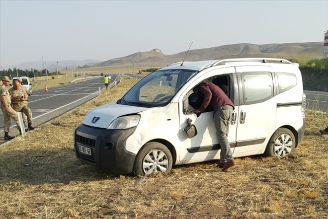 Otomobil Trafik Levhasına Çarptı
