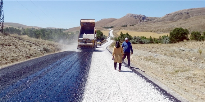 Köy Yolları Asfaltlanıyor 
