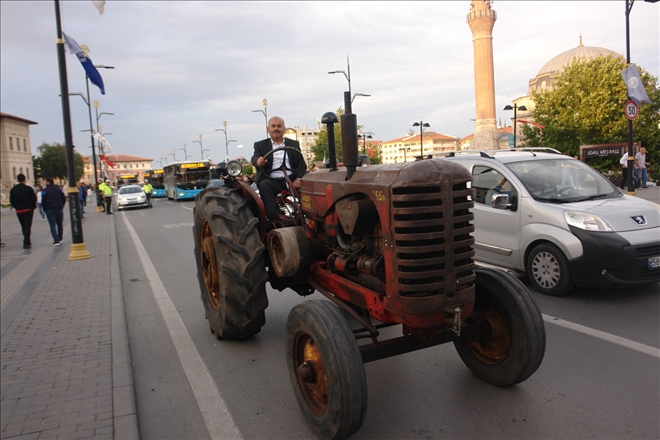 Traktör Konvoyuna Yoğun İlgi