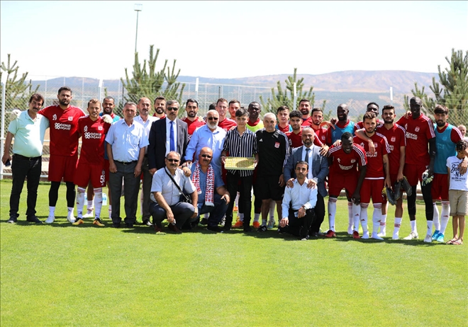 Muhtarlardan Yiğido´ya Tatlı Dopingi