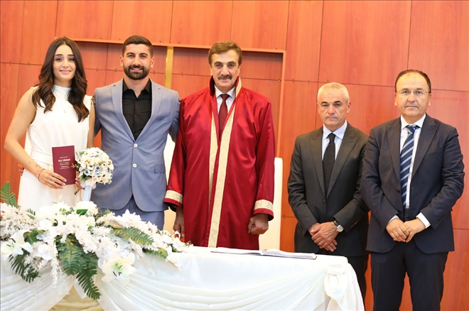 Kaleci Muammer, Dünya Evine Girdi