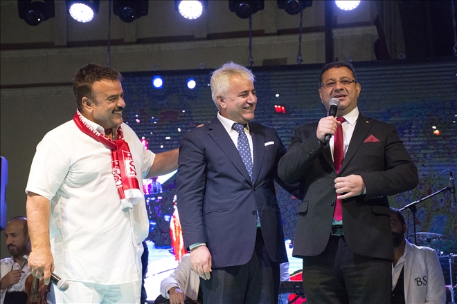 Bülent Serttaş´ı 25 Bin Kişi İzledi