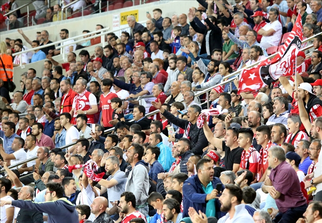 VIP Tribünündekiler Dikkat!