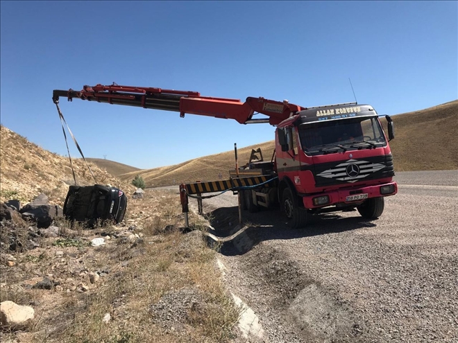 Yoldan Çıkan Otomobil Devrildi