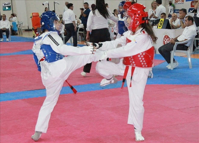 Taekwondo Şampiyonası Sürüyor--Video