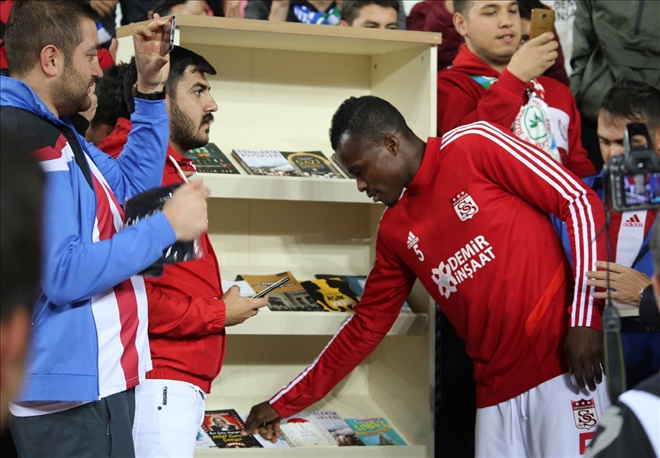 Futbolculardan Kitap Kampanyasına Destek