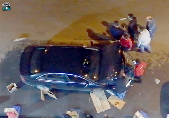 Motora Sıkışan Kediyi Kurtardı--Video