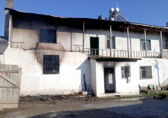 Akıncılar´da 2 Katlı Ahşap Ev Yandı 
