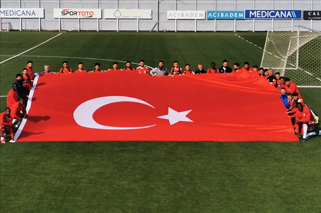 İdmanda Dev Türk Bayrağı Açtılar