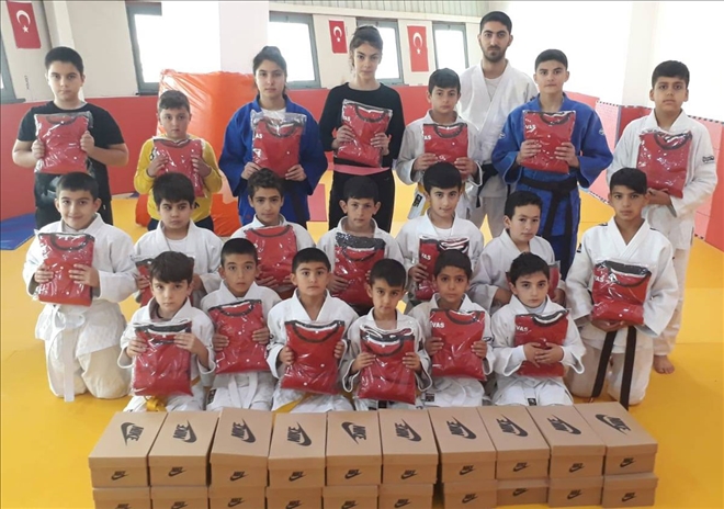 Judoculara Spor Malzemesi Dağıtıldı