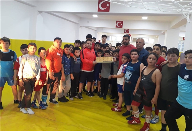 Dünya Şampiyonu Gözel, Sporcularla Buluştu