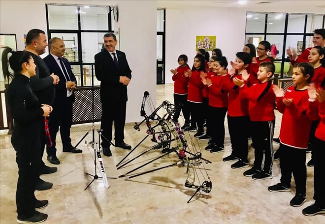 Okçularla Bir Araya Geldi
