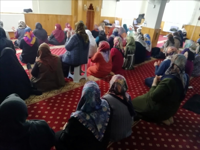 Anne ve Kızları  Camide Buluştu