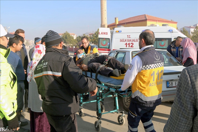  Otomobil İle Hafif Ticari Araç Çarpıştı: 5 Yaralı 