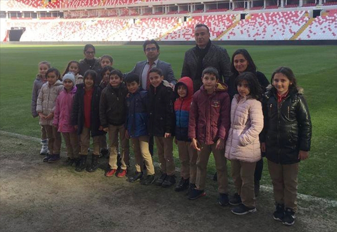 Minik Öğrenciler Spor Tesislerini Gezdi