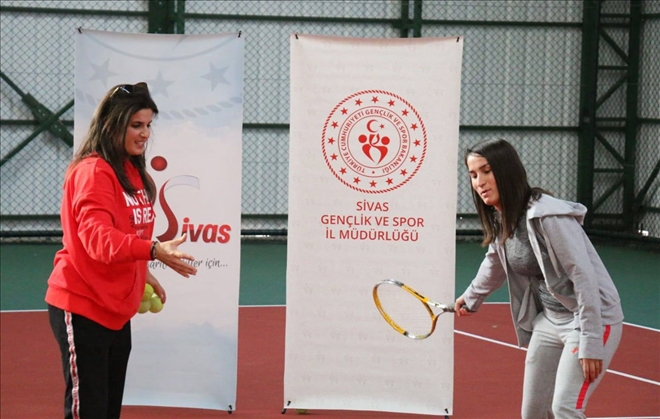 Tenis Kortunda Kurslara Devam