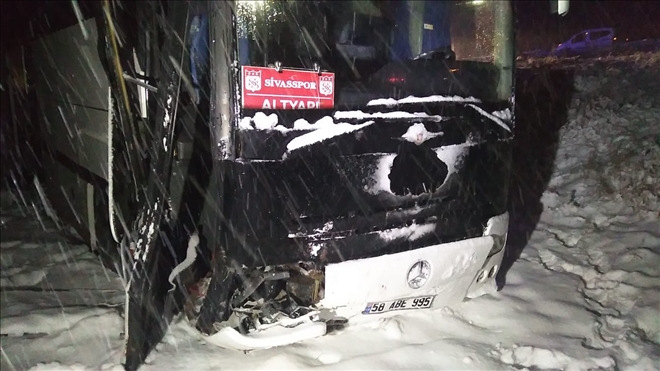 Otobüs Yoldan Çıktı: 7 Yaralı--Video
