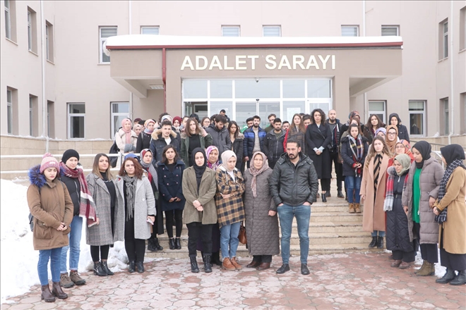 Kazada Ölen Arkadaşları İçin Adliye Önünde Toplandılar 