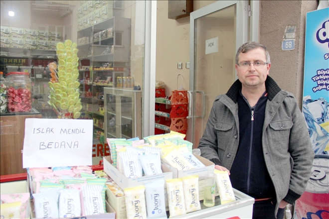 Koronaya Karşı Bedava Islak Mendil Dağıtıyor