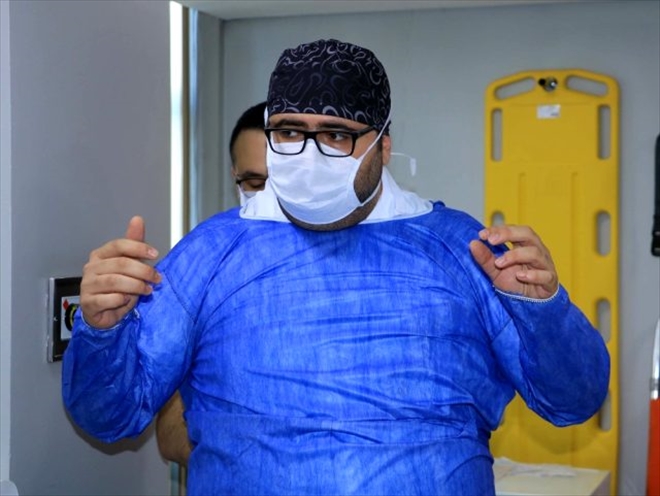 Koronavirüsü Yenen Doktor Alkışlarla Görevine Döndü