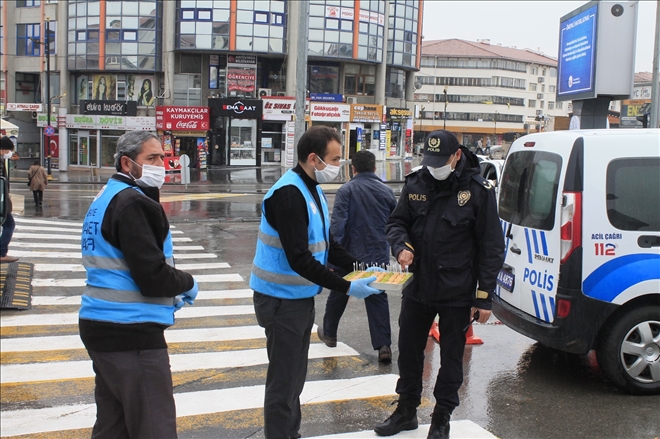 Emniyet Mensuplarına Tatlı İkramı--Video