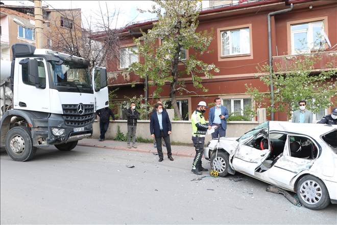 Beton Mikseriyle Otomobil Çarpıştı: 2 Yaralı