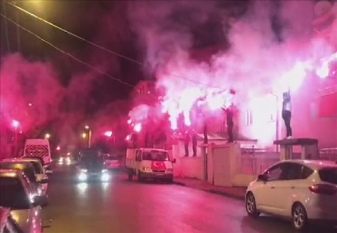 Taraftarlardan Balkonda Kutlama