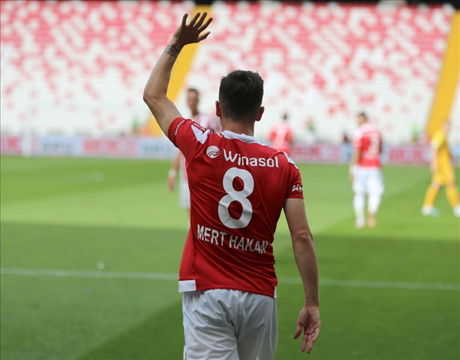 Mert Hakan Yandaş´tan Olay Hareket!