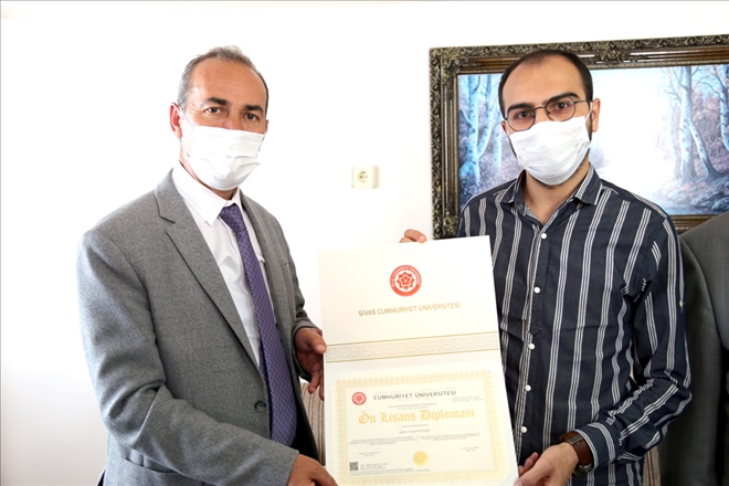 Rektör Diplomasını Evinde Teslim Etti