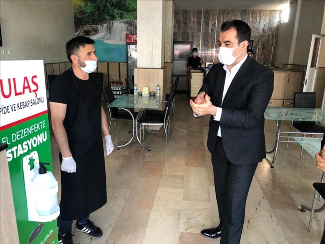 Kaymakam Akköz, Esnafa Maske Dağıttı