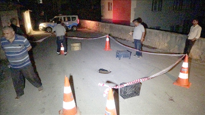 Yol Çöktü, 2 Buçuk Metre Derinlikte Çukur Oluştu 