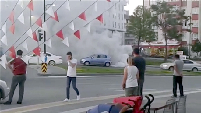 Seyir Halindeyken Dumanlar İçerisinde Kalan Otomobil Korkuttu