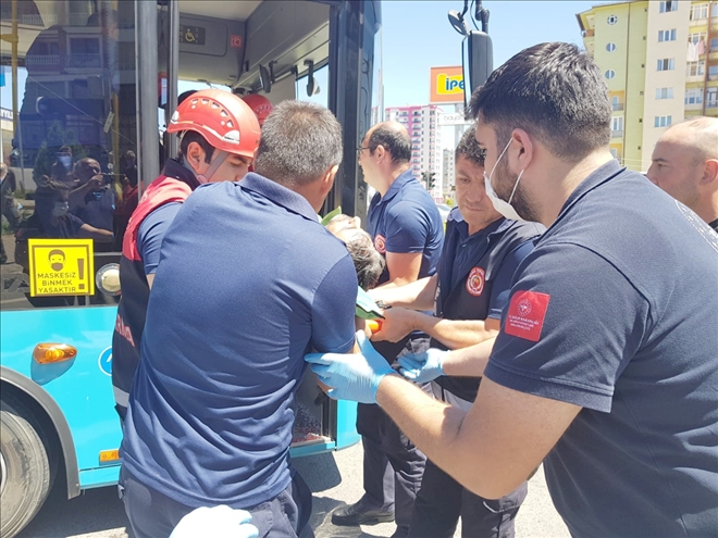 Otobüste Sıkışan Sürücüyü İtfaiye Ekipleri Kurtardı