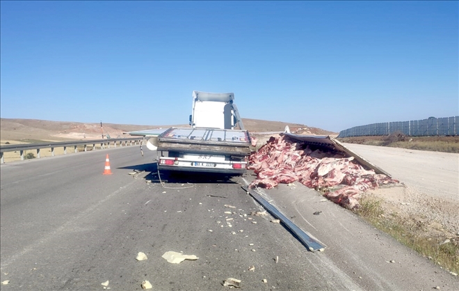 Tırdaki Etler Yol Kenarına Döküldü