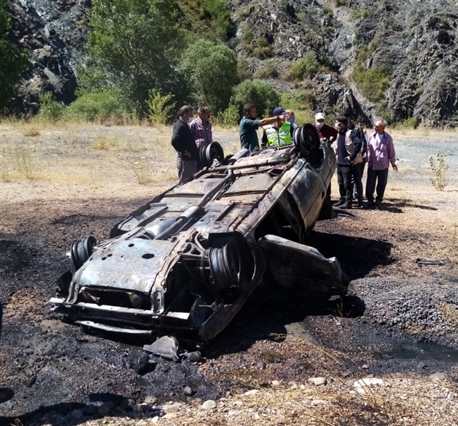    SİVAS´TA DEVRİLEN OTOMOBİL YANDI 2 YARALI
