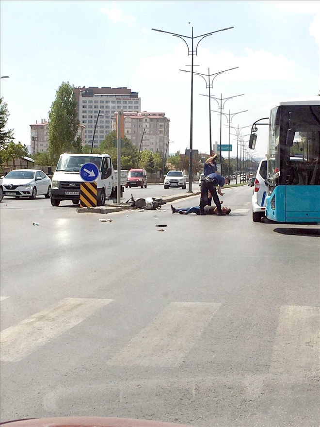 Polis Otosu Motosiklet Sürücüsüne Çarptı