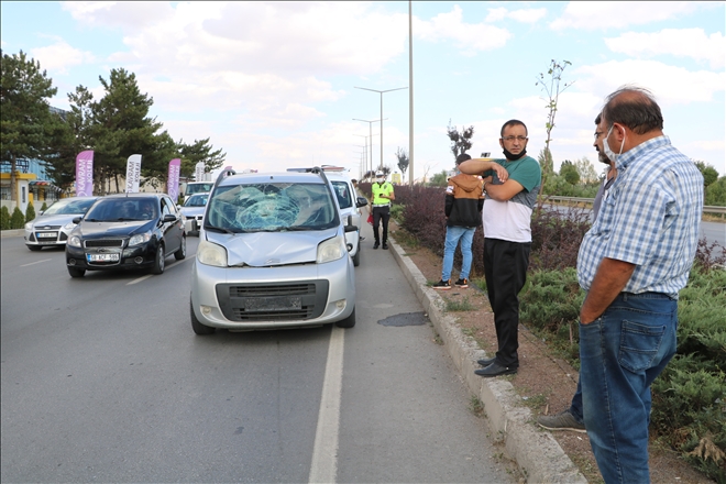 Saçları Araç Camına Yapıştı