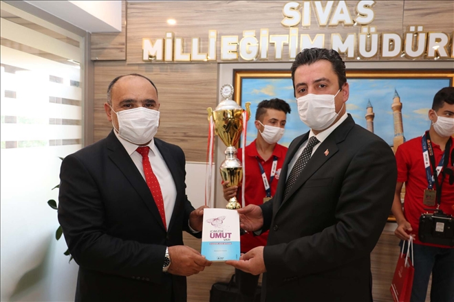 Öğrencileri  Tebrik Etti