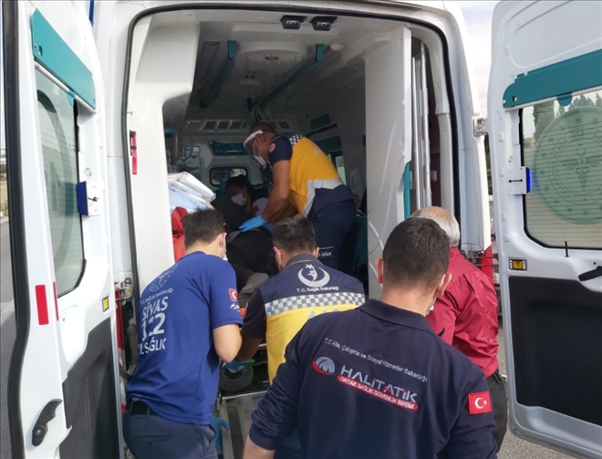 Sivas´ta Trafik Kazası: 2 Yaralı--Video 