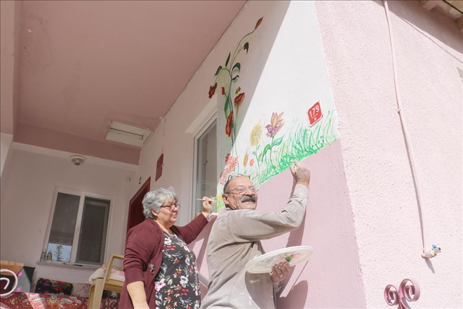 Kerpiç Duvarlar Yaşlı Çifte Tuval Oldu