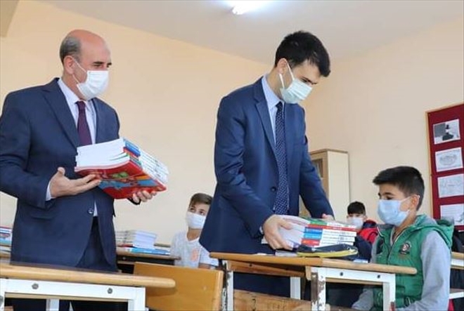 Suşehri´nde Öğrencilere Kitap Dağıtıldı